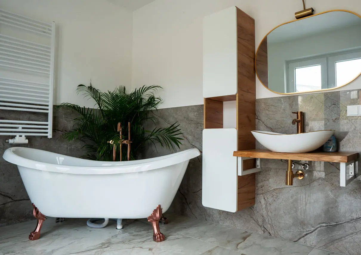 Bad mit freistehender Badewanne, Steinoptik und Holzwaschtisch