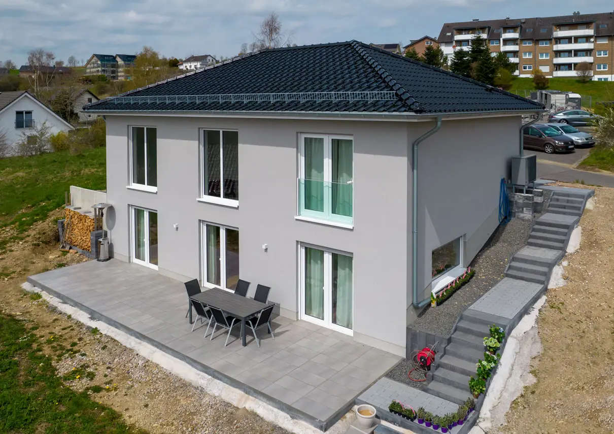 Gartenseite von BN21 mit Außentreppe am Hang und Terrasse vor dem Wohnbereich
