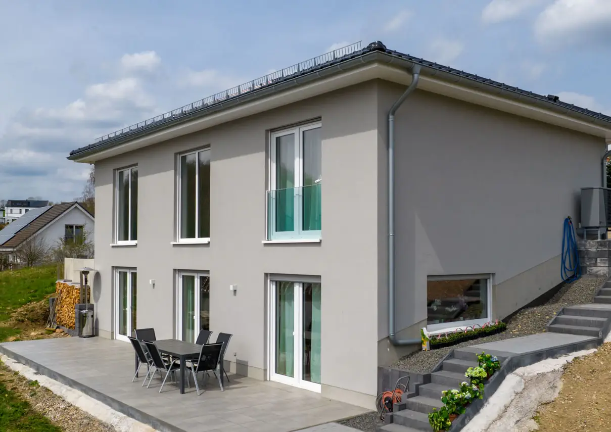 Stadtvilla BN21 am Hang: Gartengeschoss mit Terrasse, darüber das Eingangsgeschoss