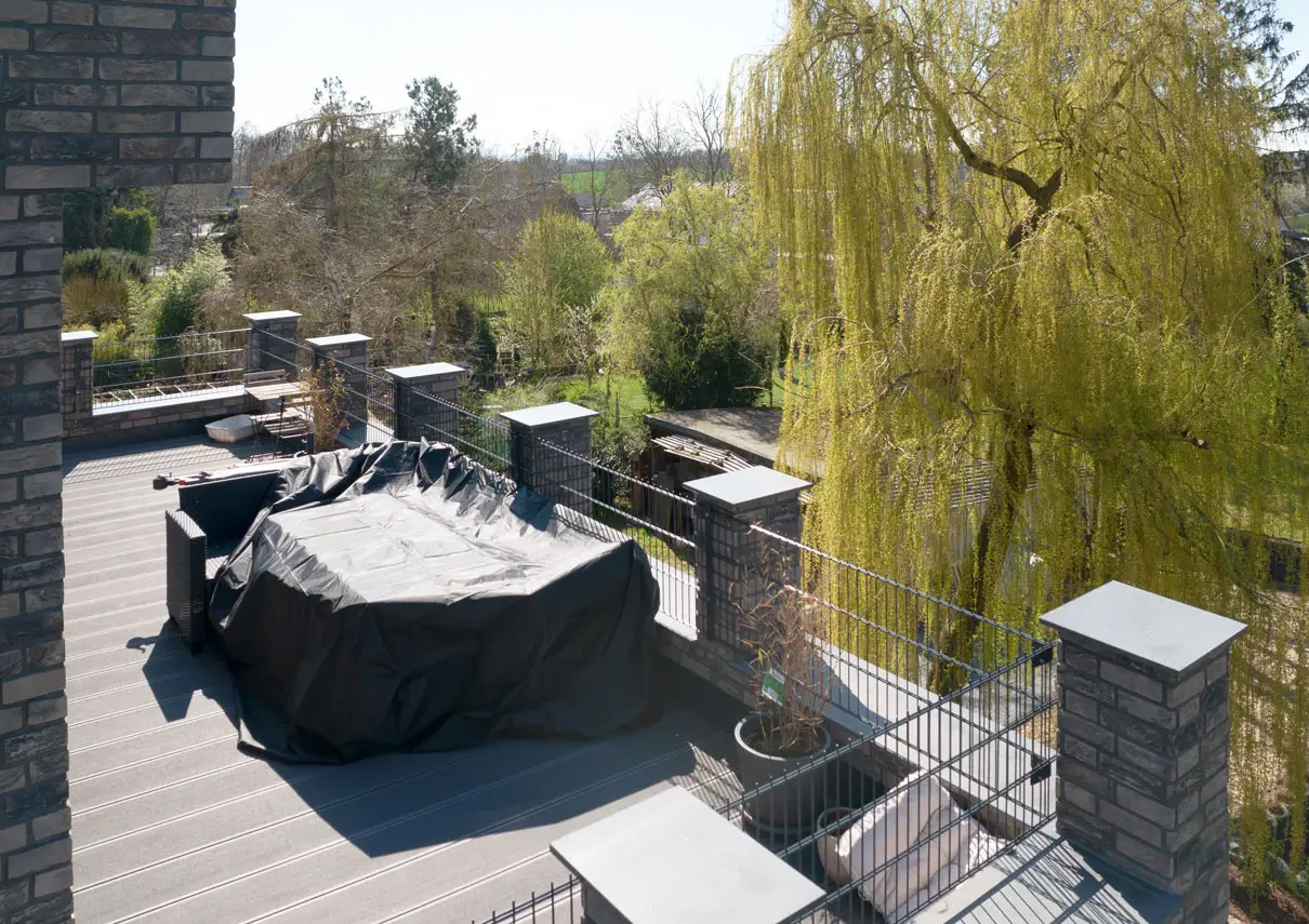 Dachterrasse der Obergeschosswohnung mit Blick in den Garten