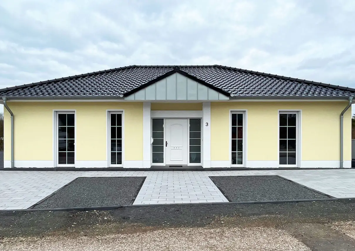 Bungalow DL21 mit Walmdach, symmetrischer Eingangsfront und hohen Sprossenfenstern