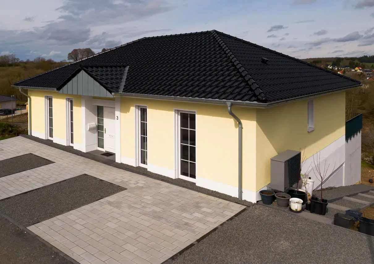 Luftbild des Bungalows DL21 mit anthrazitfarbenem Walmdach