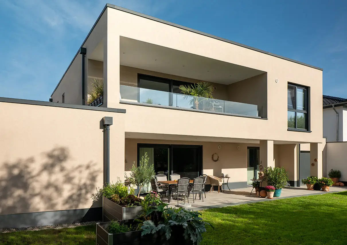 Gartenseite von FB21 mit großer Eckloggia im Obergeschoss und Terrasse