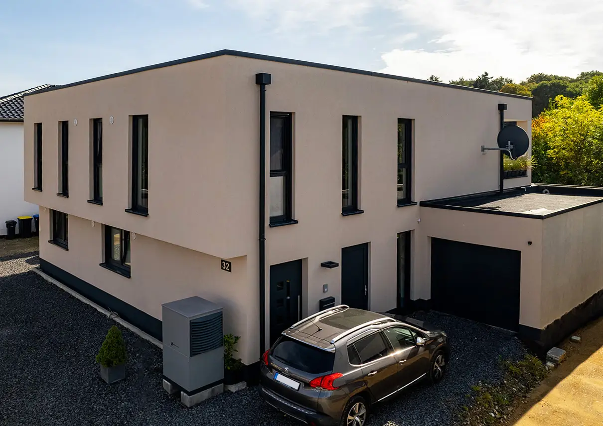 Zufahrt und Garage von FB21 mit Wärmepumpe
