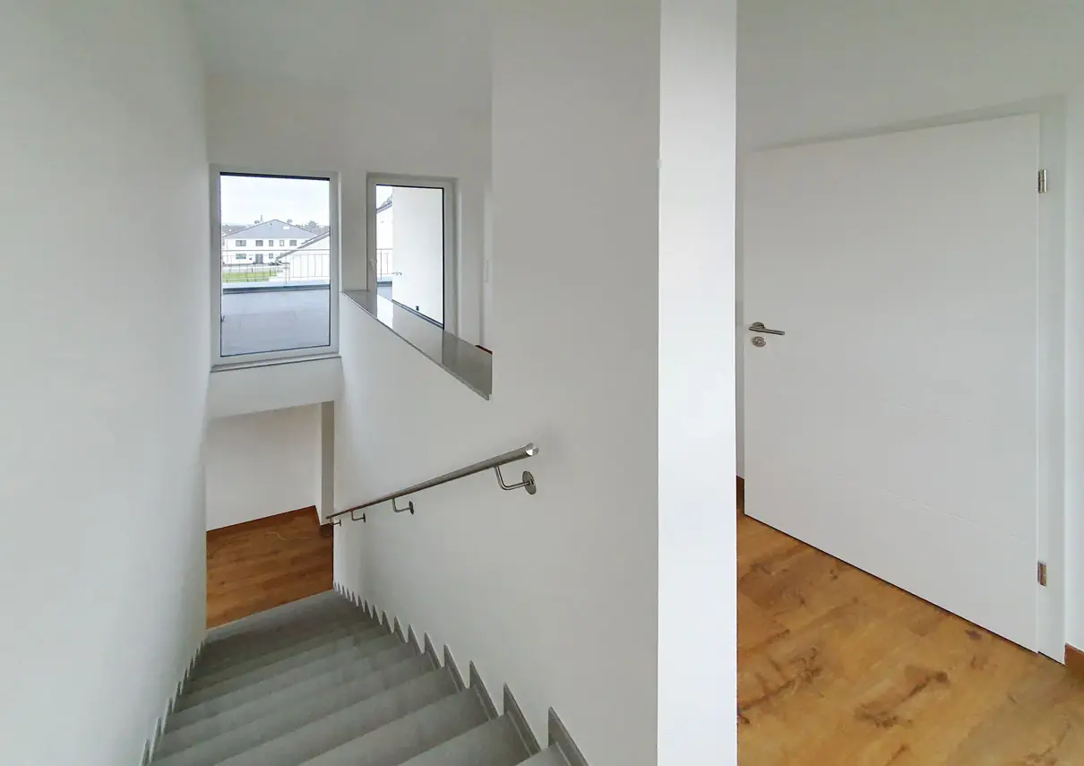 Treppenhaus mit Fenster und Holzboden
