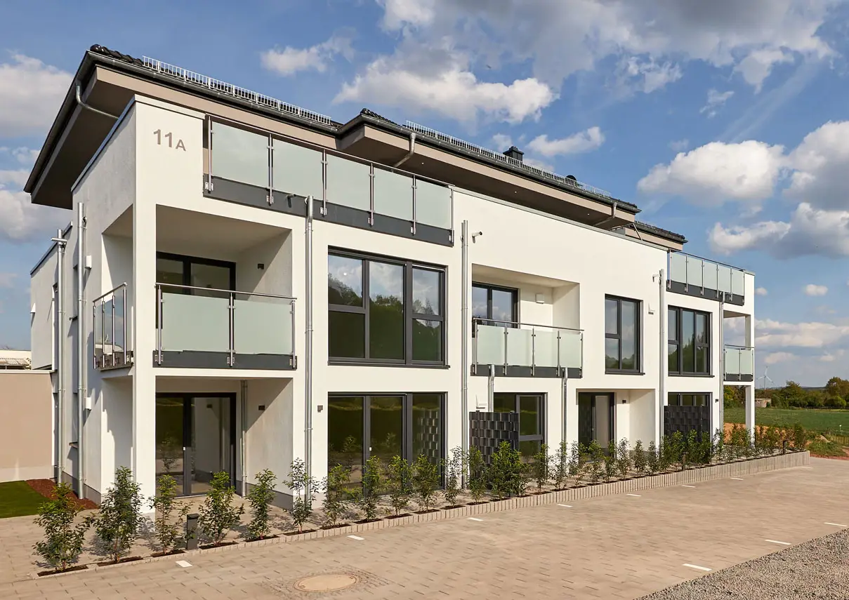Mehrfamilienhaus KR19 mit Walmdach, Photovoltaik und Glasbalkonen