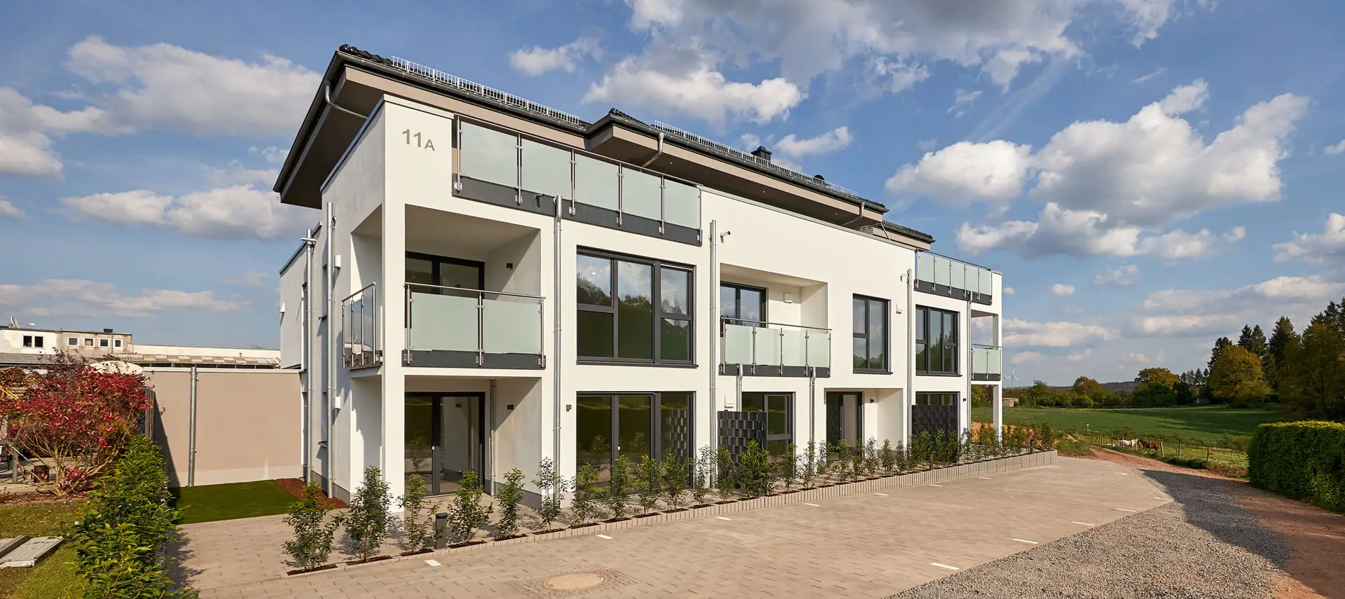 Mehrfamilienhaus KR19 mit Walmdach, Photovoltaik und Glasbalkonen