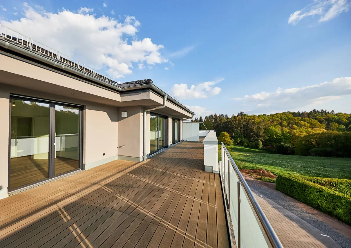 Umlaufende Dachterrasse der Wohnung im Staffelgeschoss mit Blick ins Grüne