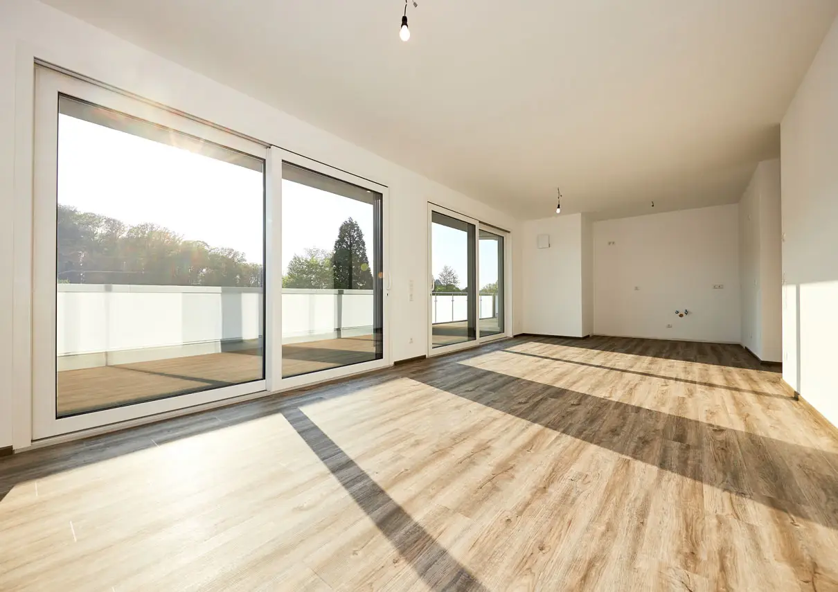 Lichtdurchflutete Wohnung mit bodentiefen Fenstern und Vinylboden