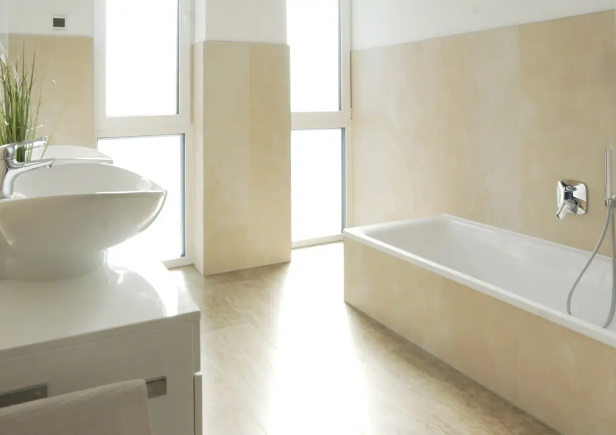 Wellnessbad im Dachgeschoss mit Aufsatzwaschbecken und Badewanne