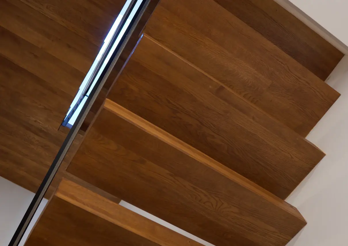Detail einer Treppe mit massiven Eichenstufen
